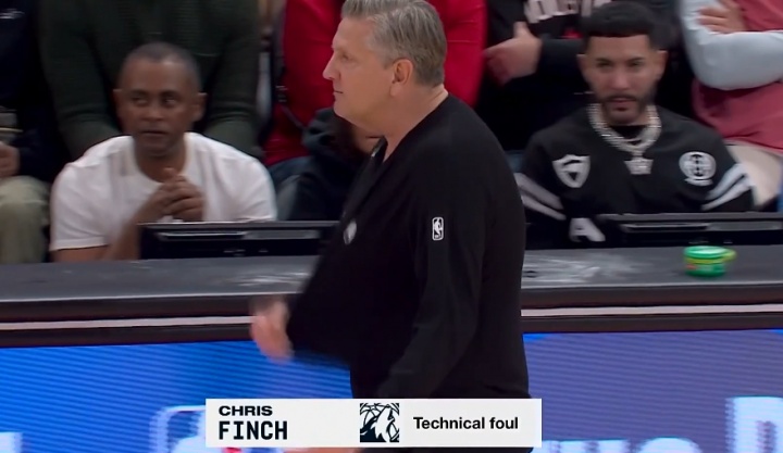 开云体育平台app-亏死了！杜兰特一路扯着戈贝尔球衣最后终于帽掉 芬奇抱怨还吃一T